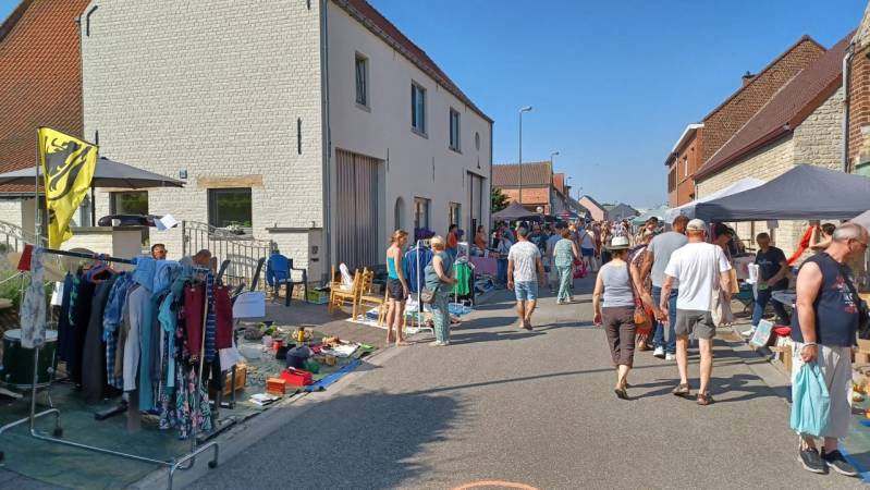 Emelkoen bruist  15 - Reuze Rommelmarkt met Boeken-, Vinyl- en CD‑Beurs in Humelgem 